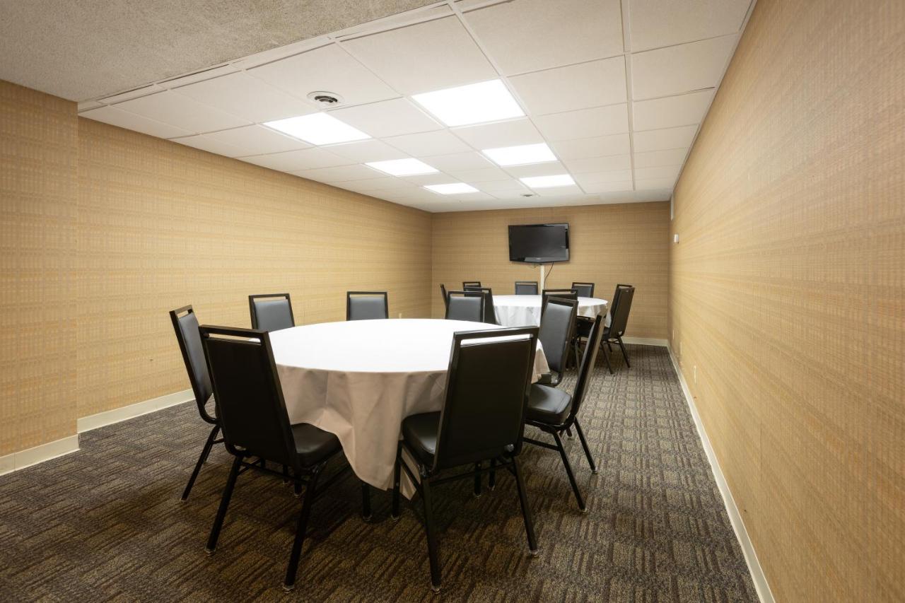 Gateway Hotel And Conference Center Еймс Екстериор снимка